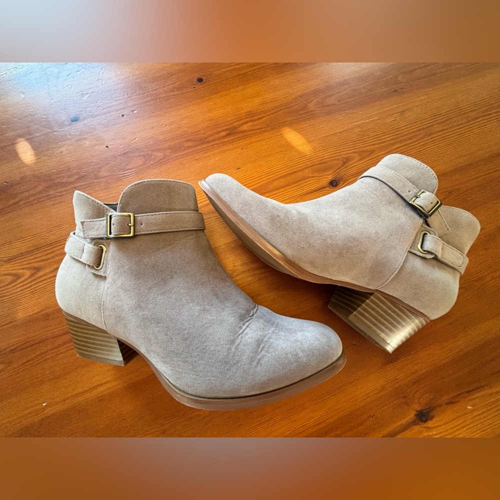 Giani Bernini Beige Ankle Boots with Buckle